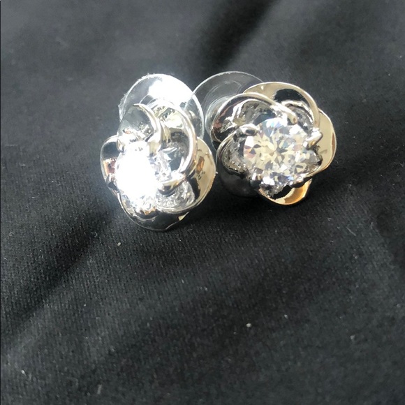🍀 4/$15! NWOT!! Sparkly cute floral silver tone crystal earrings - Picture 2 of 5